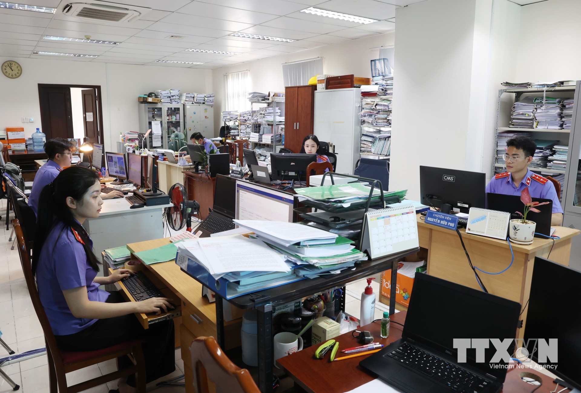 Phòng Công tố và kiểm sát điều tra, kiểm sát xét xử sơ thẩm án an ninh, ma túy (Phòng 1), Viện Kiểm sát nhân dân Thành phố Hồ Chí Minh nghiên cứu, khai thác hồ sơ điện tử phục vụ công tác công tố, kiểm sát vụ án VN10. (Ảnh: Hồng Đạt/TTXVN)